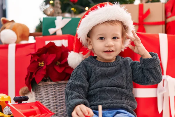 Adorável Criança Loira Sorrindo Confiante Sentado Chão Por Presentes Natal — Fotografia de Stock