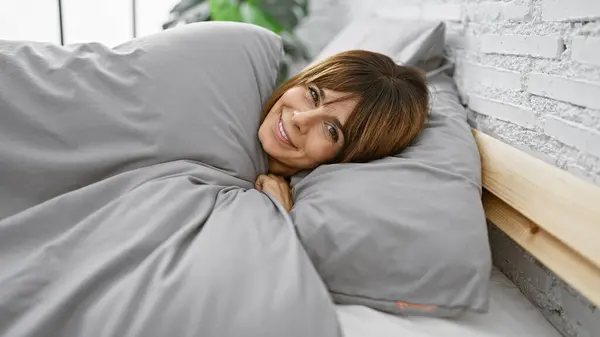 Neşeli Genç Spanyol Bir Kadın Yatakta Rahat Bir Sabahın Tadını — Stok fotoğraf