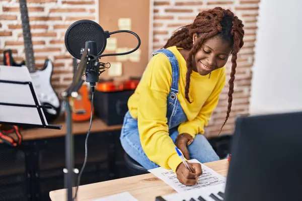 Müzik Stüdyosunda Beste Yapan Afrikalı Amerikalı Kadın Müzisyen — Stok fotoğraf
