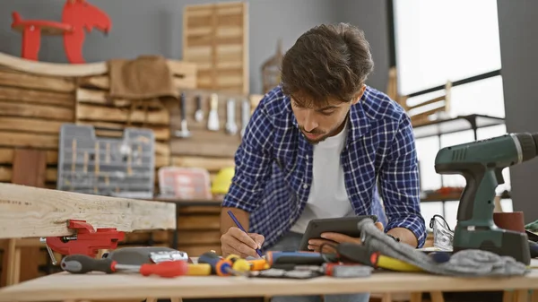Diligent Young Arabian Man Jotting Ideas Touchpad Carpenter Workshop Sculpting — Stock Photo, Image