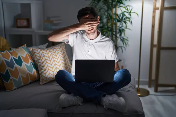 Genç Spanyol Adam Gece Evde Dizüstü Bilgisayar Kullanıyor Gülümsüyor Elleri — Stok fotoğraf