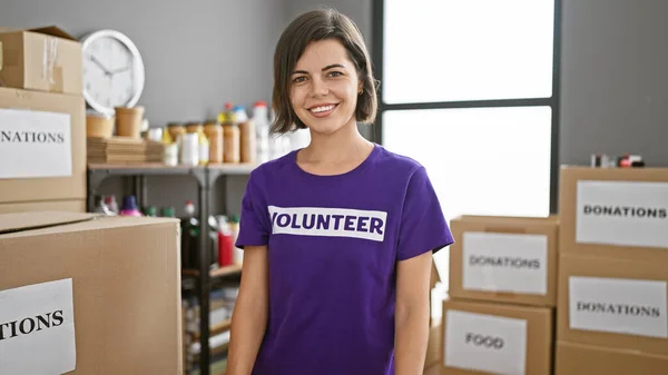 Νεαρή Όμορφη Ισπανίδα Εθελόντρια Χαμογελά Αυτοπεποίθηση Χαμογελώντας Στο Φιλανθρωπικό Κέντρο — Φωτογραφία Αρχείου