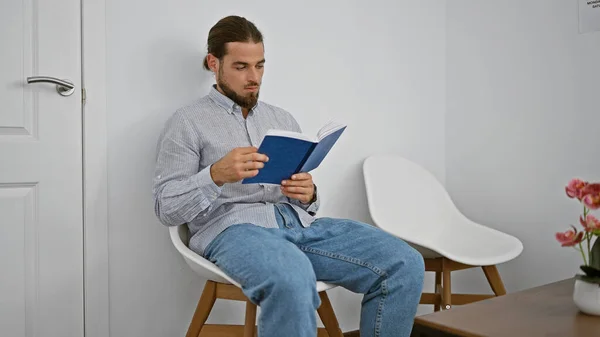 Молодий Іспаномовний Чоловік Читає Книгу Сидячи Стільці Залі Очікування — стокове фото