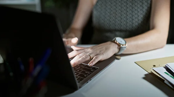 Genç Sarışın Kadını Ofiste Çalışırken Laptop Kullanıyor — Stok fotoğraf