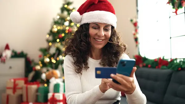 Middelbare Leeftijd Spaanse Vrouw Met Behulp Van Smartphone Creditcard Zitten — Stockfoto