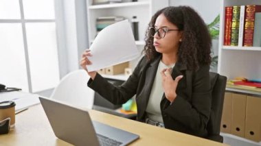 Yakışıklı, genç İspanyol ofis çalışanı. Cızırdayan sıcakta evrak işleriyle uğraşıyor.