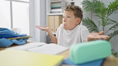 Sevimli sarışın çocuk, belirsiz bir öğrenci, bir sınıfta oturuyor, bilgisiz, kitap okuyor, ama ilgisiz görünüyor, klasik 