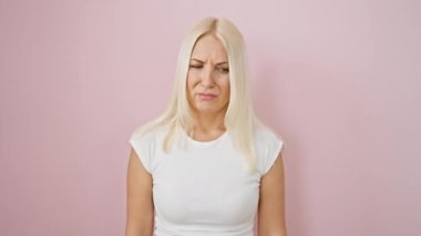 Pembe, genç, sarışın bir kadın nefesi tutulmuş, burnu tutulmuş, kötü kokudan tiksinmiş, izole edilmiş arka plan, kokuşmuş senaryoya tanık oluyor..