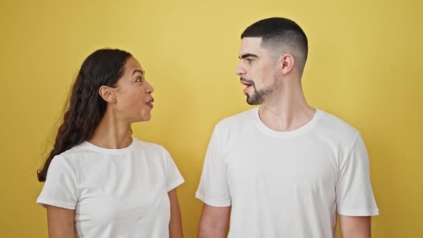 Kendine Güveni Olan Birbirine Aşık Güzel Bir Çift Birlikte Gülüşlerini — Stok video