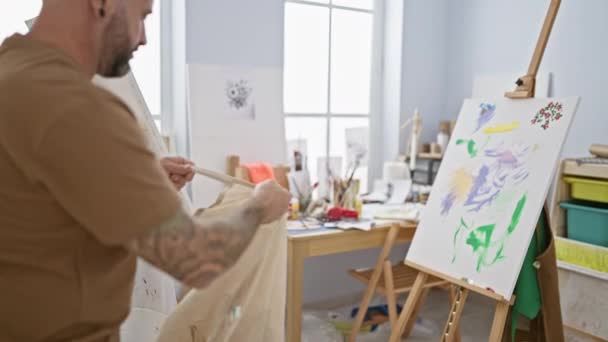 잘생긴 예술가 편안하지만 앞치마를 스튜디오에서 캔버스에 예술을 그리기 창의력과 열정을 — 비디오