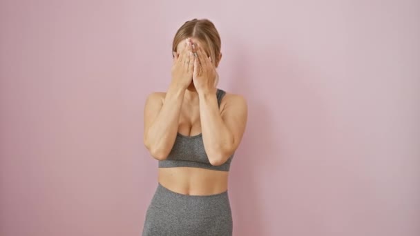 Schockierte Junge Blonde Frau Sportbekleidung Mit Großen Augen Die Durch — Stockvideo