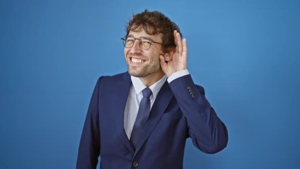 Veselý Mladý Muž Obleku Naslouchající Šťavnatým Klepům Rukou Přitisknutou Uchu — Stock video