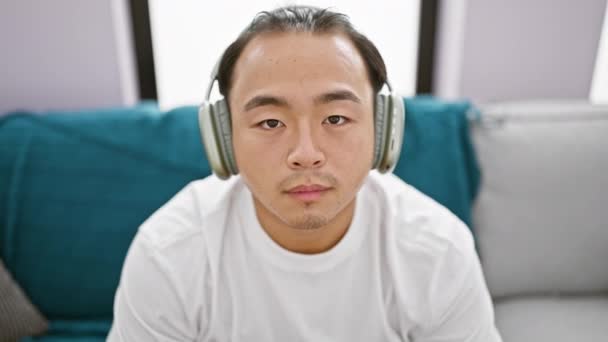 Homem Chinês Jovem Confiante Irradia Alegria Removendo Fones Ouvido Depois — Vídeo de Stock