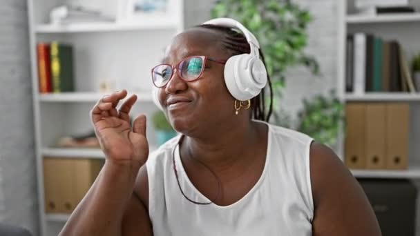 Mujer Negocios Afroamericana Sonriente Una Exitosa Gerente Que Piensa Ideas — Vídeos de Stock