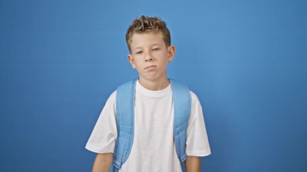 Αξιολάτρευτο Ξανθό Αγόρι Φοιτητής Εμπιστοσύνη Ακτινοβολούν Αστεία Αντίχειρες Κάτω Ένα — Αρχείο Βίντεο