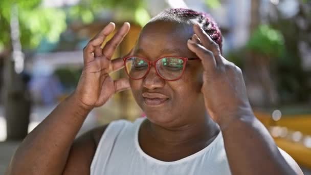 Gestresste Afroamerikanerin Mit Brille Steht Allein Und Kämpft Stadtpark Mit — Stockvideo