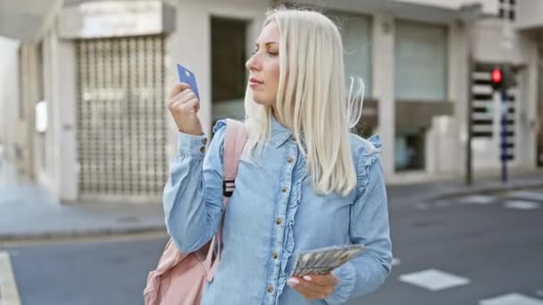 Привлекательная Молодая Блондинка Обдумывает Финансовые Решения Держит Кредитные Карты Долларовые — стоковое видео
