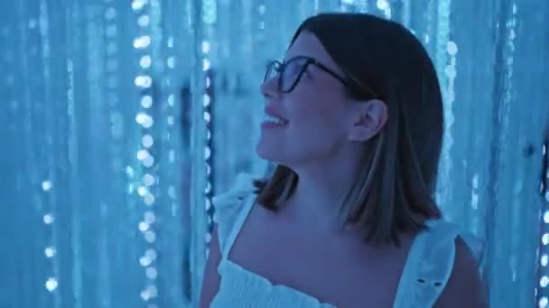 Glimlachende Mooie Spaanse Vrouw Glazen Ervaringen Futuristische Licht Tentoonstelling Het — Stockvideo