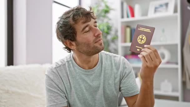 Mutlu Genç Bir Adam Işıldayan Bir Pasaport Sahibi Rahat Evinde — Stok video