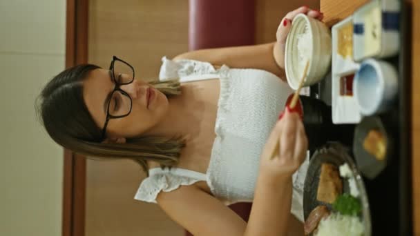 Retrato Restaurante Mulher Hispânica Morena Desfrutando Jantar Gourmet Gyukatsu Café — Vídeo de Stock