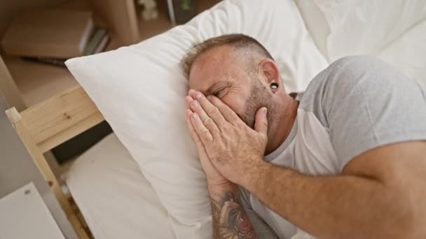 Çekici Genç Adam Yatakta Uzanıyor Ağlıyor Yatak Odasında Üzüntü Gösteriyor — Stok video