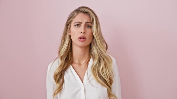 Jonge Depressieve Blonde Vrouw Die Omhoog Wijst Overhemd Draagt Geïsoleerd — Stockvideo