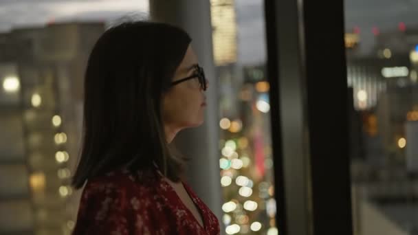 他那戴眼镜的美丽的惊慌失措的女商人 从日本城市天际线的摩天大楼窗口俯瞰着迷人的城市风景 — 图库视频影像