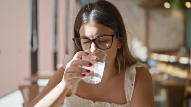 Όμορφη Νεαρή Ισπανίδα Που Φοράει Γυαλιά Πίνοντας Ένα Ποτήρι Νερό — Αρχείο Βίντεο