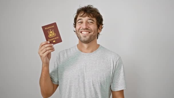 Радісний Молодий Чоловік Впевнено Посміхається Своїм Філіппінським Паспортом Ізольований Білому — стокове відео