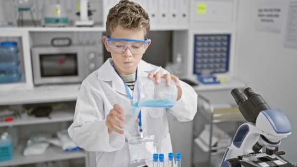 ブロンド少年科学者が研究室で液体を注ぐ — ストック動画