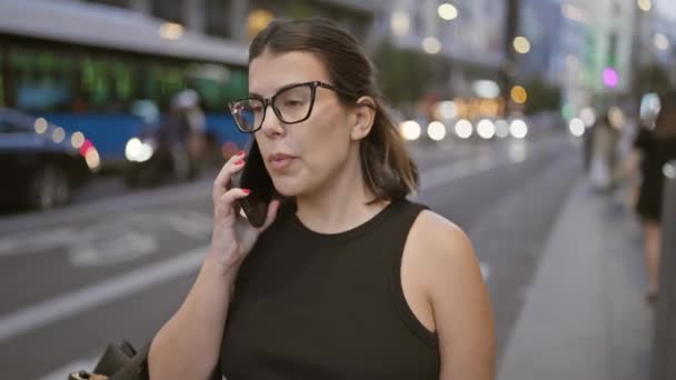 一个美丽的惊慌失措的女人在狂欢作乐的街道上叫出租车 这让人着迷 最后她在城市景观下打电话给汽车服务公司 — 图库视频影像