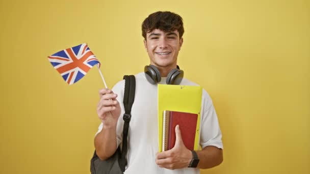 Gülümseyen Genç Spanyol Genç Sıradan Kitaplarla Akıllı Öğrenci Ngiliz Bayrağı — Stok video