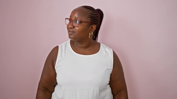 Cool Africká Americká Žena Uvolněným Životním Stylem Sportovní Copánky Brýle — Stock video