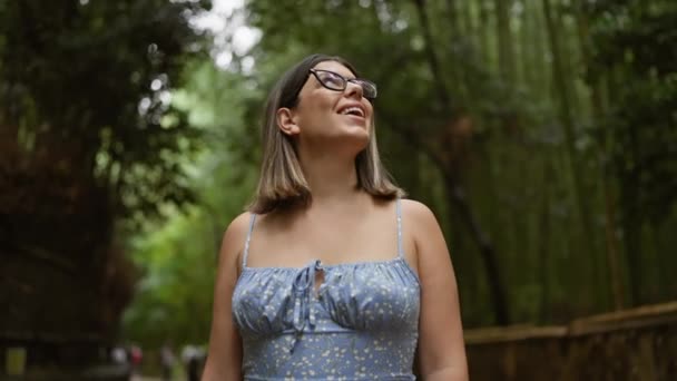 Mulher Hispânica Bonita Com Óculos Sorrindo Confiantemente Enquanto Ela Está — Vídeo de Stock