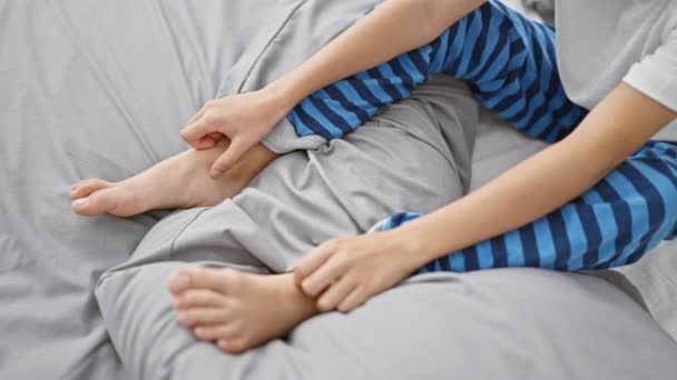 ベッドでかゆみのある足を傷つける愛らしいブロンドの少年 彼の寝室の快適さの皮膚発疹の問題 — ストック動画