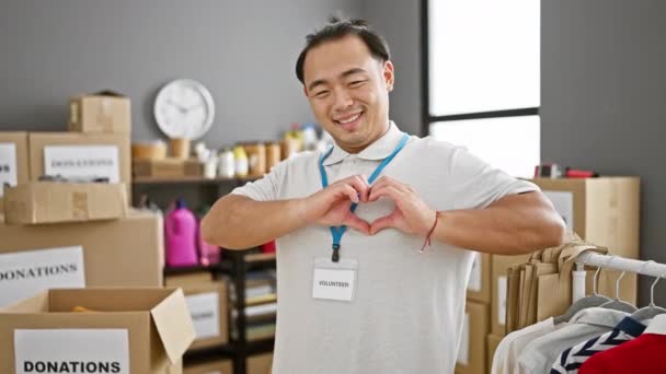 自信的中国义工充满爱心地微笑着 在热闹的慈善中心做着衷心的表示 把社会与捐赠服务结合起来 — 图库视频影像