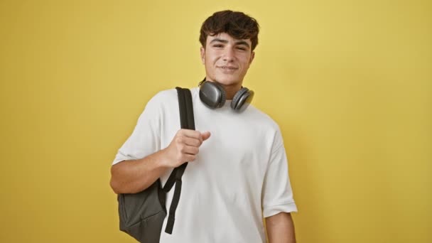 Brillante Joven Estudiante Hispano Con Auriculares Mochila Irradiando Pura Alegría — Vídeo de stock