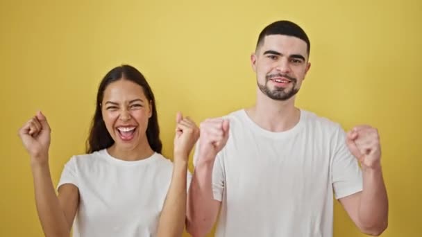 Selbstbewusstes Schönes Paar Das Freudig Die Liebe Feiert Glücklich Zusammen — Stockvideo