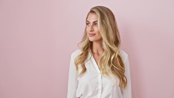 Pewna Siebie Młoda Blondynka Uśmiechnięta Modnie Ubrana Koszula Różowym Tle — Wideo stockowe