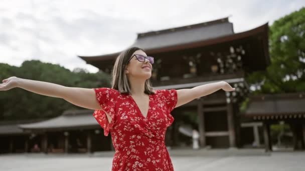 Mulher Hispânica Bonita Abraça Alegremente Liberdade Sorrindo Braços Abertos Olhando — Vídeo de Stock