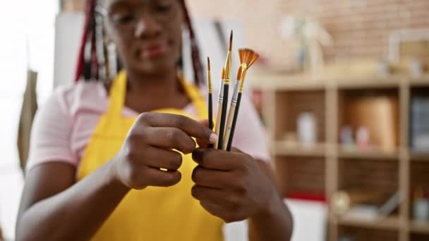 真剣なアフリカ系アメリカ人女性アーティスト パレット ペイントブラシが塗装され 美しいアートスタジオでリラックスして創造に没頭 — ストック動画