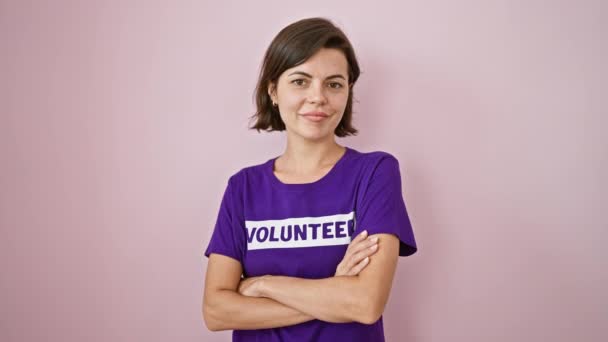 Hoog Pittige Jonge Spaanse Vrouw Vrijwilliger Knippert Een Zelfverzekerde Glimlach — Stockvideo