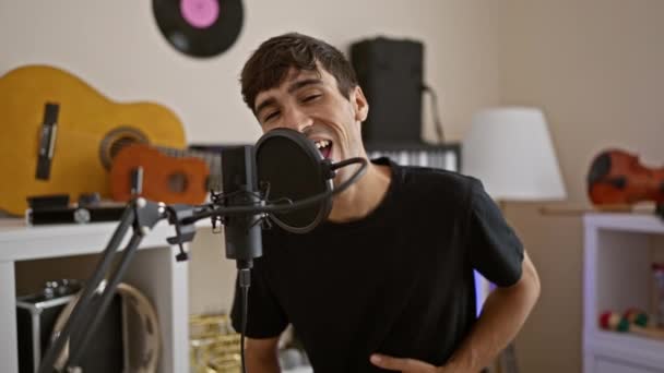 Atrakcyjny Młody Hiszpan Pewnie Śpiewa Swoje Serce Studiu Muzycznym Szczęśliwy — Wideo stockowe