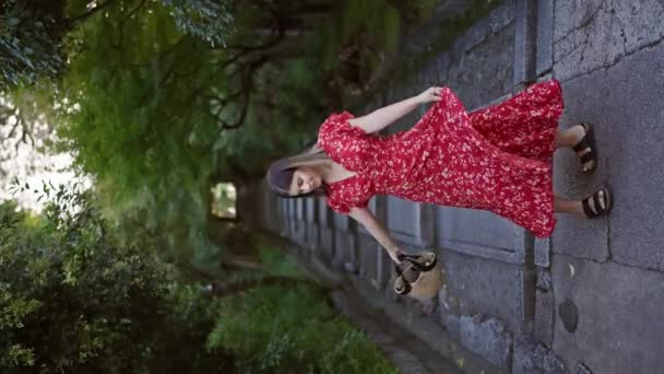Mujer Hispana Brillante Radiante Belleza Gira Vestido Tradicional Las Calles — Vídeos de Stock