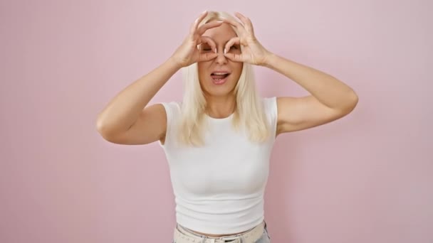 Självsäker Blond Kvinna Blir Fräck Drar Look Genom Fingerglasögon Sticker — Stockvideo