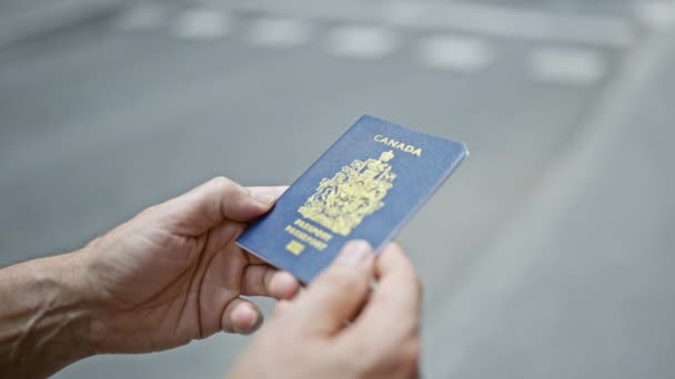 Сіроволоса Людина Середнього Віку Випадково Стильно Розкриває Свій Канадський Паспорт — стокове відео