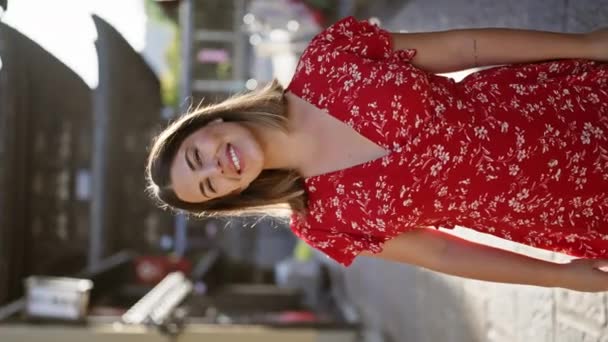 Весела Красива Іспаномовна Жінка Посміхається Впевнено Старій Вулиці Джото Випромінюючи — стокове відео