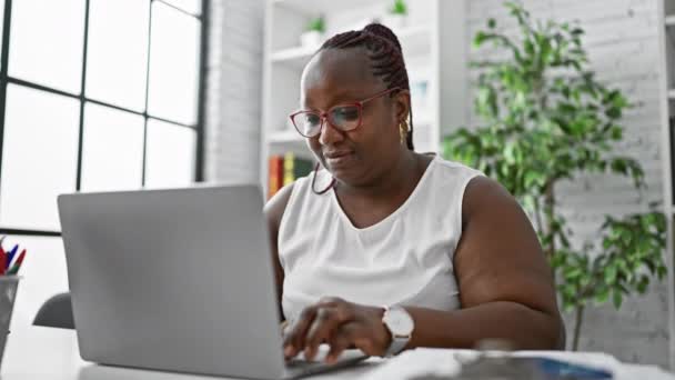 Αυθεντική Αφροαμερικανίδα Επιχειρηματίας Που Βγάζει Χαρά Γυαλιά Της Μετά Από — Αρχείο Βίντεο
