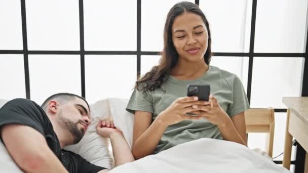 Gyönyörű Pár Kényelmes Ágyban Barátnő Okostelefonon Miközben Alszik Barátja Megvilágítja — Stock videók