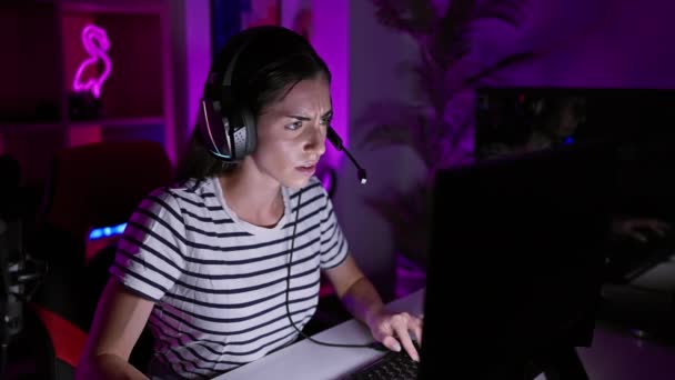 Gestresste Jonge Spaanse Schoonheid Gaming Streamer Krijgt Zorgwekkend Overwerkt Donkere — Stockvideo